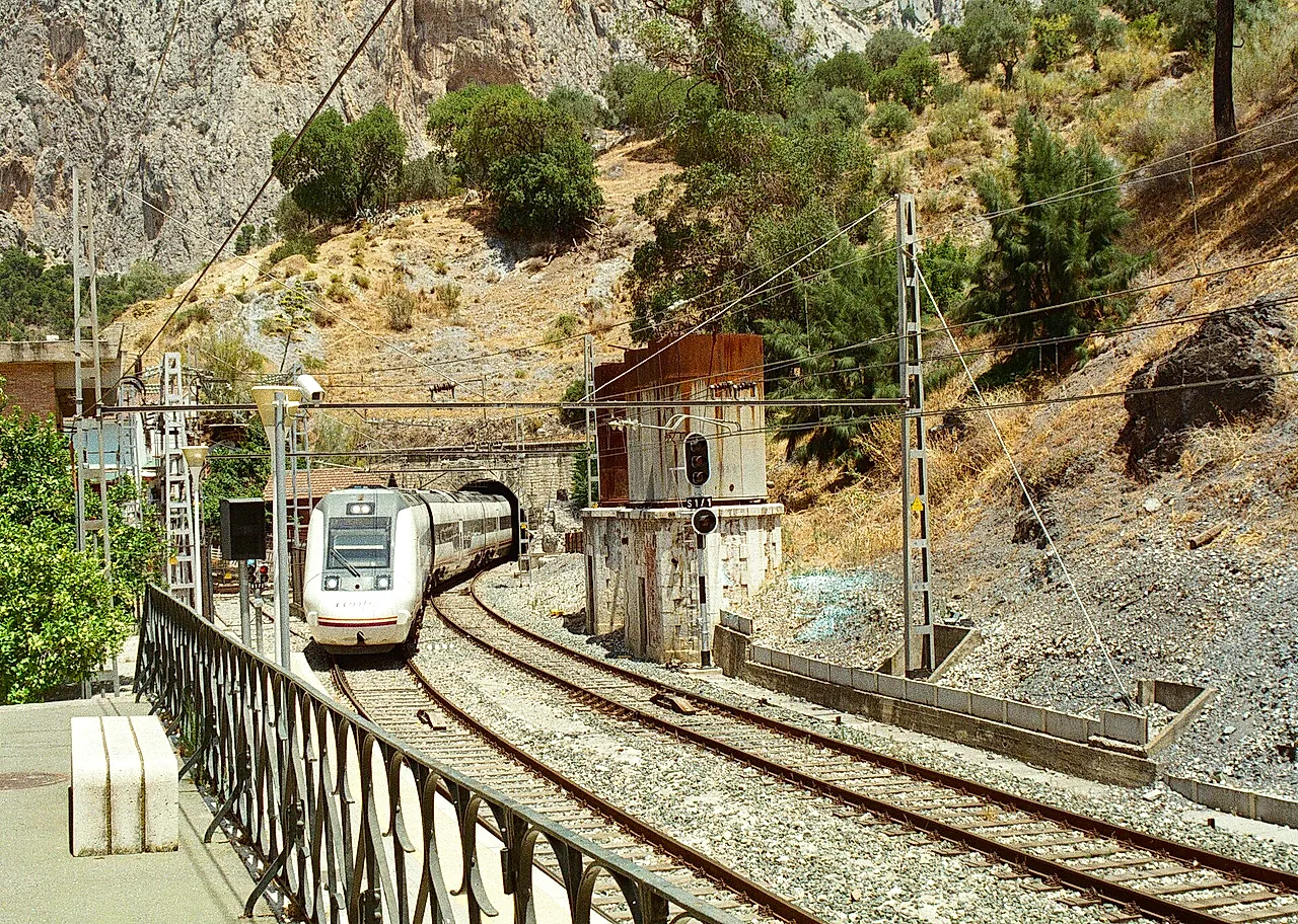 A train arriving at El Chorro station