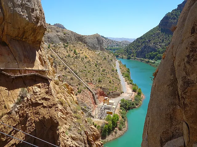The Guadalhorce valley and its turquoise reservoir seen from the walkway